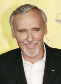 El actor es recordado por filmes como "Easy Rider", "Apocalypse Now", "Blue Velvet", "Speed" además de participar en la serie televisiva "24"
